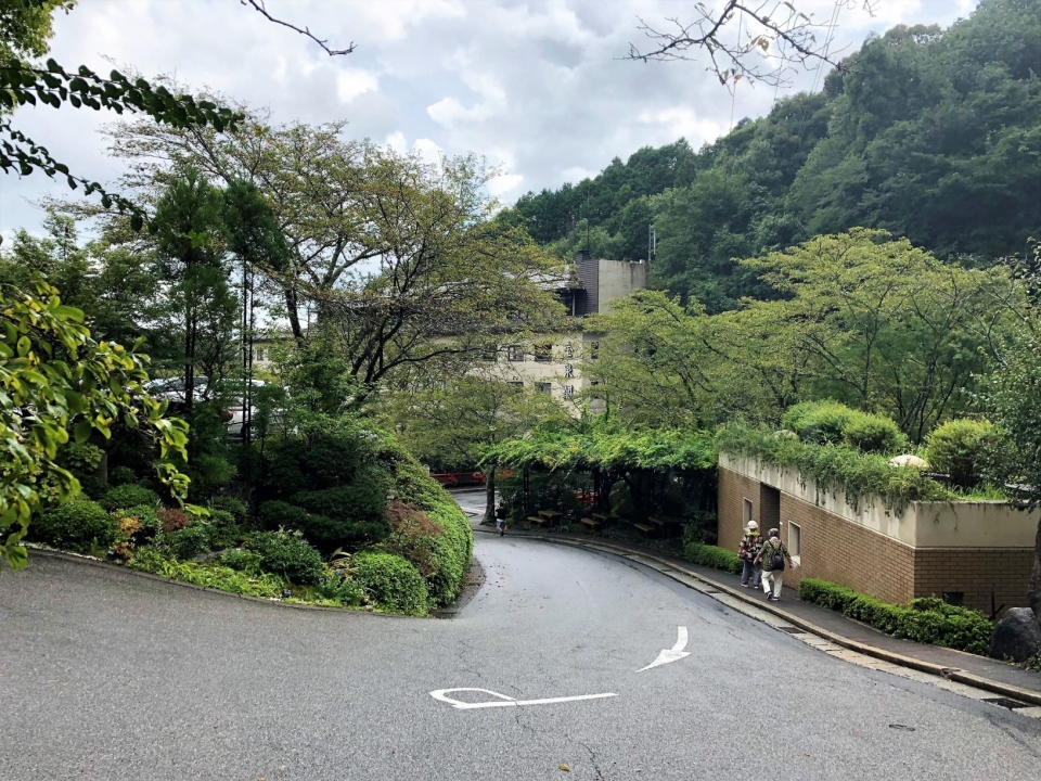 猿投温泉、雨の合間に送迎バスまで移動
