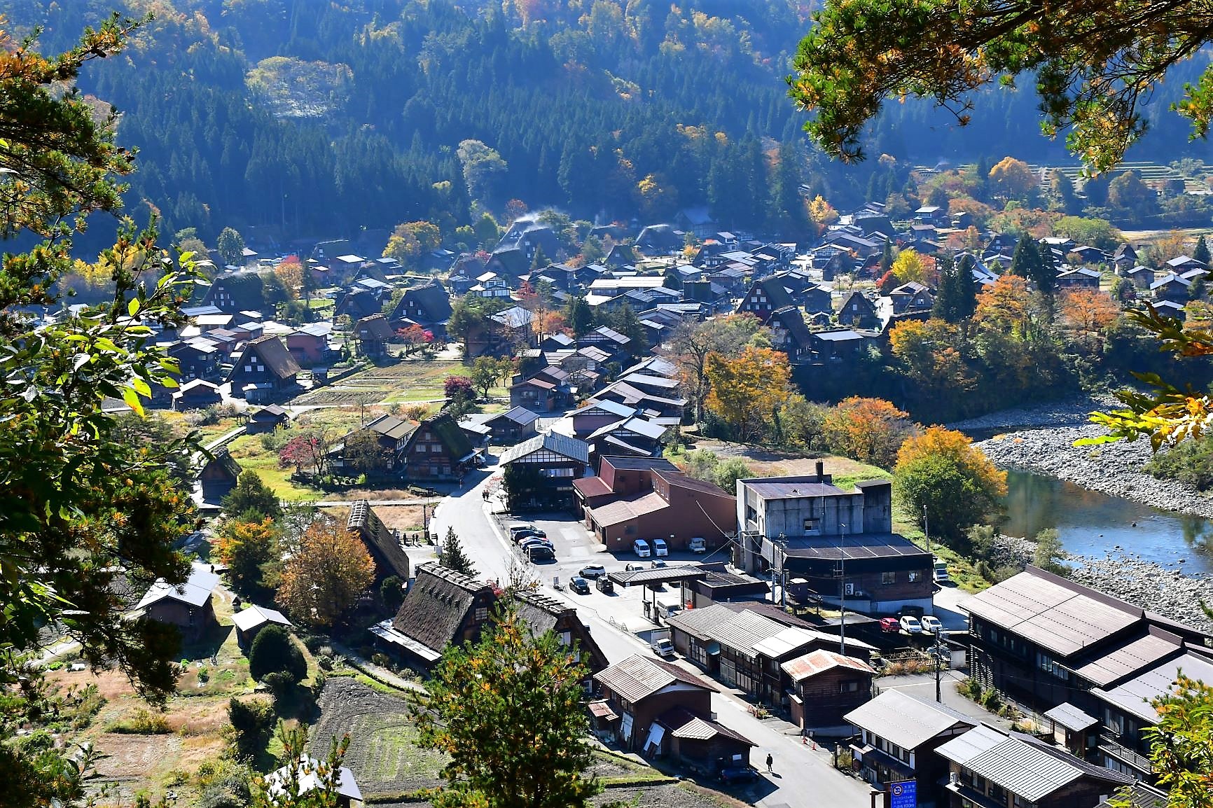 白川郷と庄川