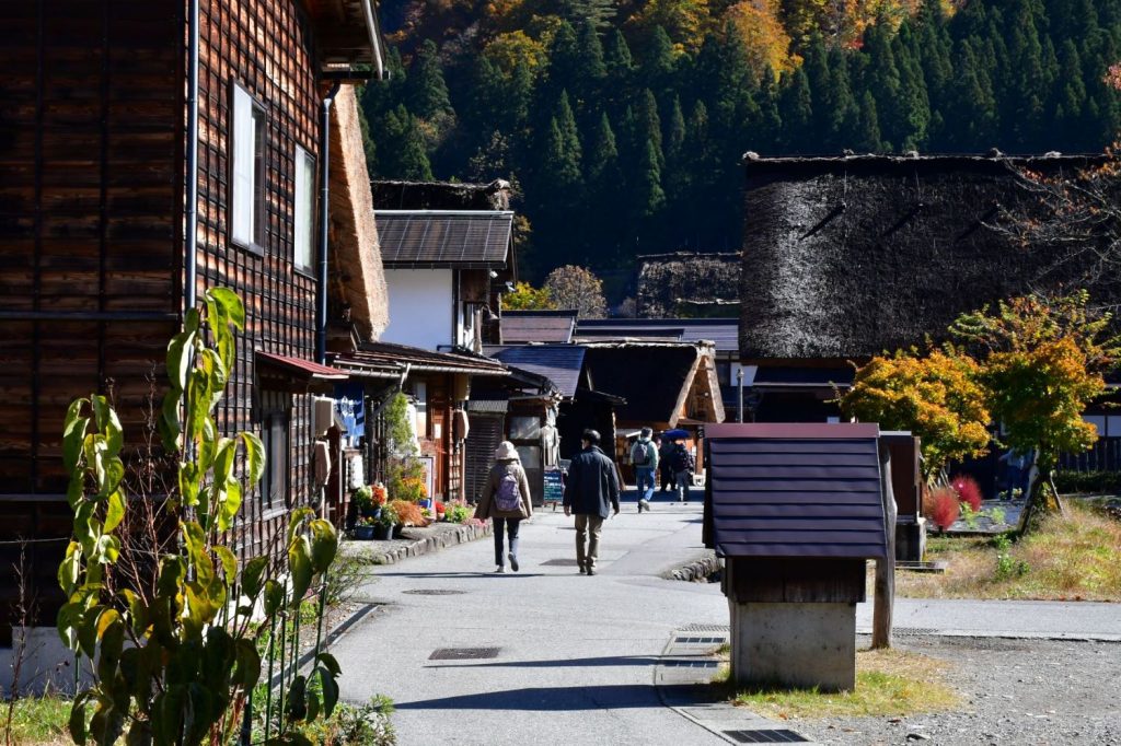 駐車場から村に入った景色