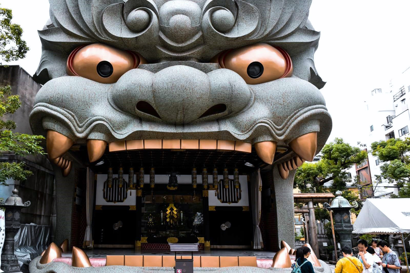 写真 獅子の社殿のある難波八阪神社はインバウンドで大阪に来た外国人で賑わっていたところです 写真okazin86 V のホームページ