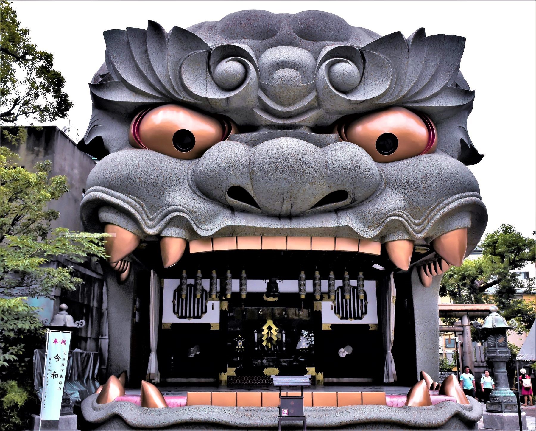 写真 獅子の社殿のある難波八阪神社はインバウンドで大阪に来た外国人で賑わっていたところです 写真okazin86 V のホームページ