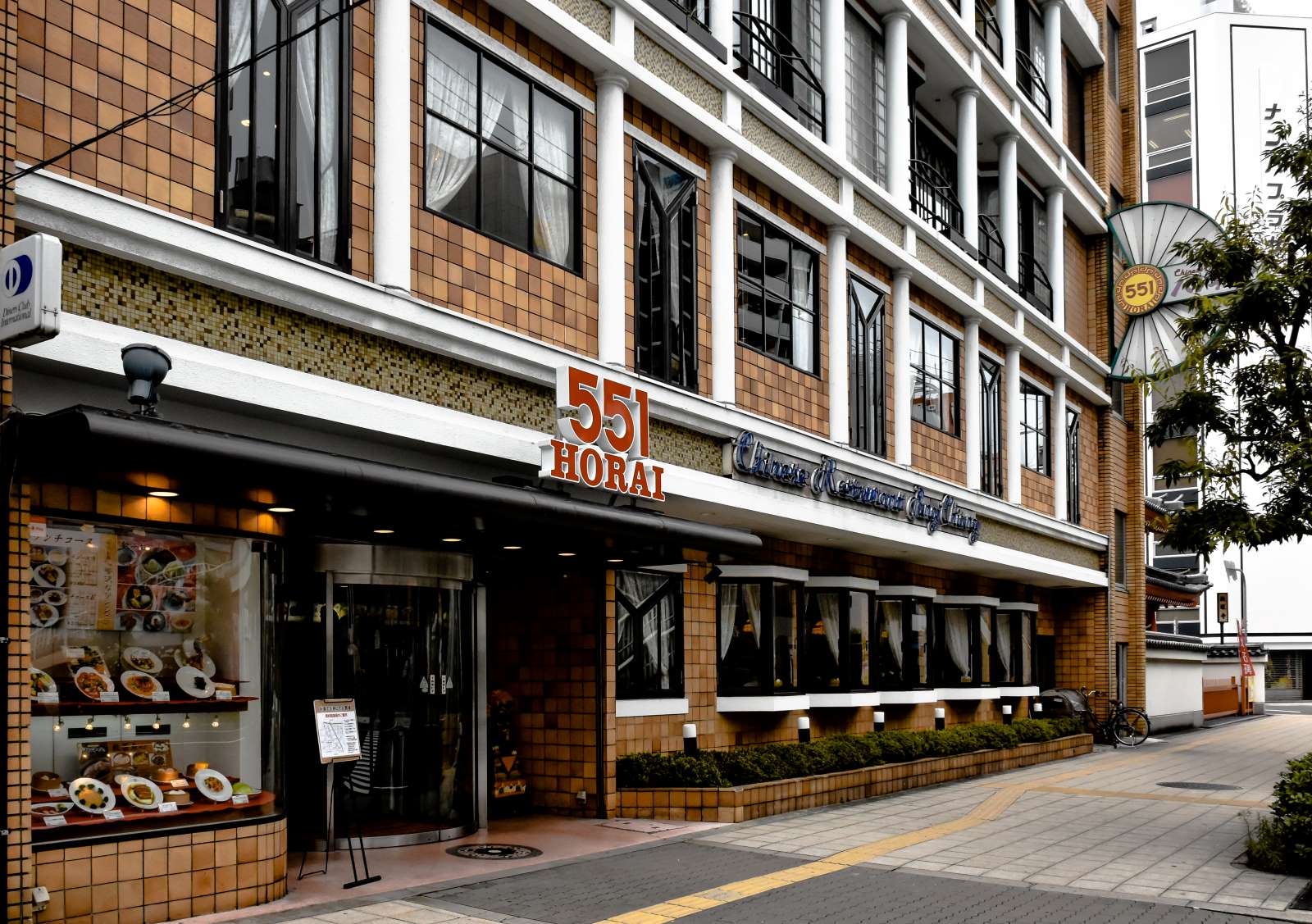 写真 獅子の社殿のある難波八阪神社はインバウンドで大阪に来た外国人で賑わっていたところです 写真okazin86 V のホームページ