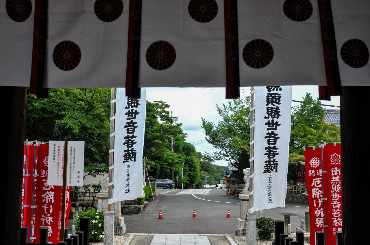 竜泉寺山門外