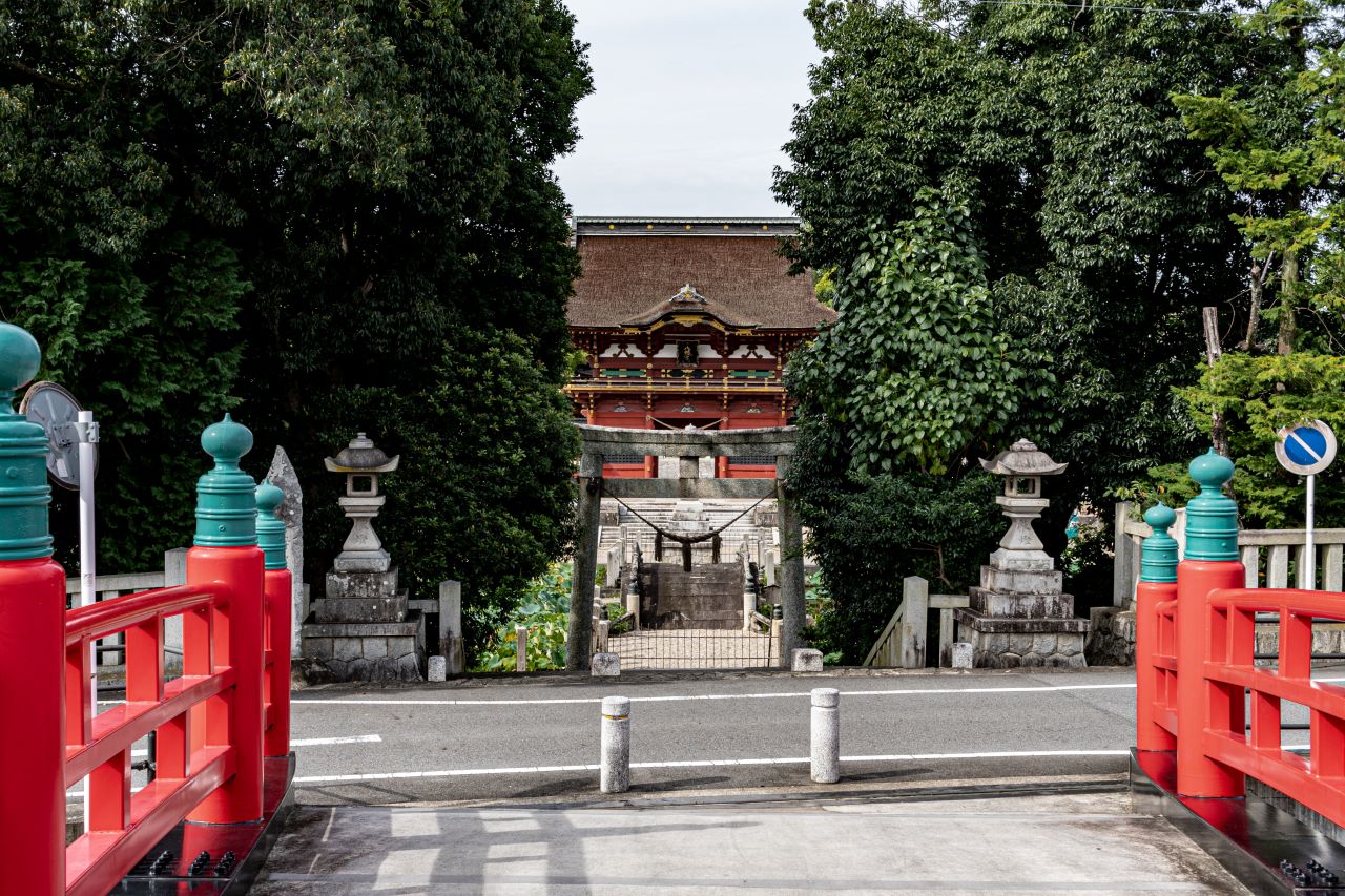 伊勢八幡宮神橋から見た随神門-1