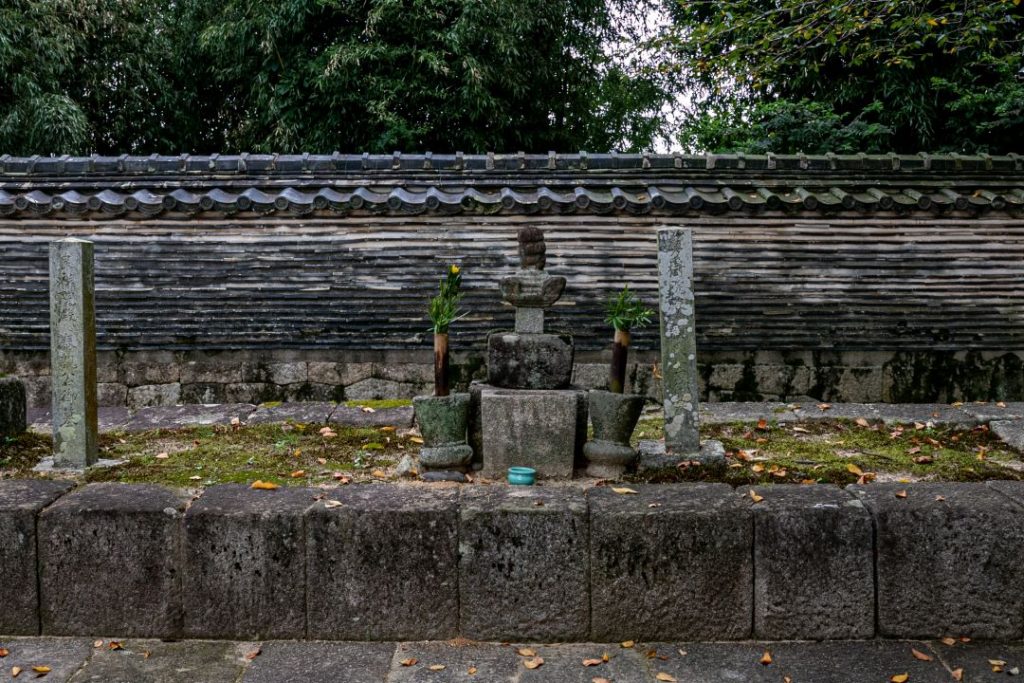 松平初代親氏1361年没？墓