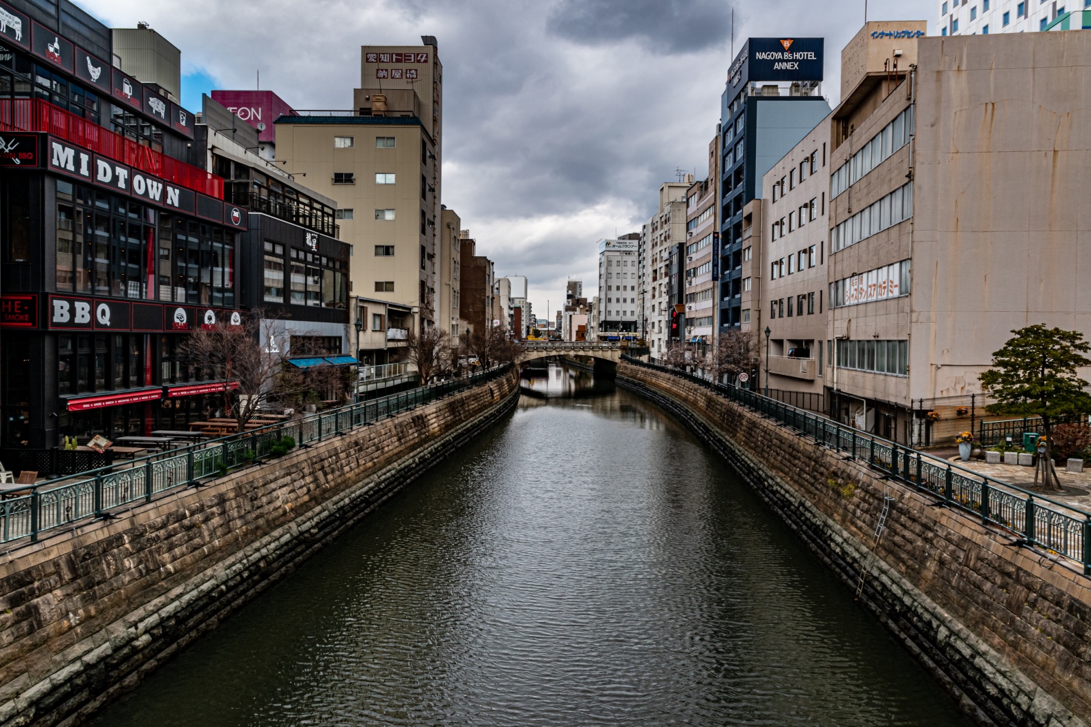 伊吹おろしが吹く広小路通りをウオーキング