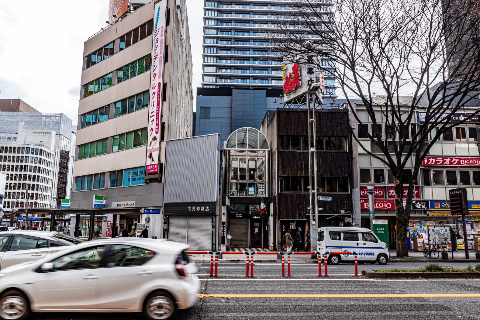 伊吹おろしが吹く広小路通りをウオーキング