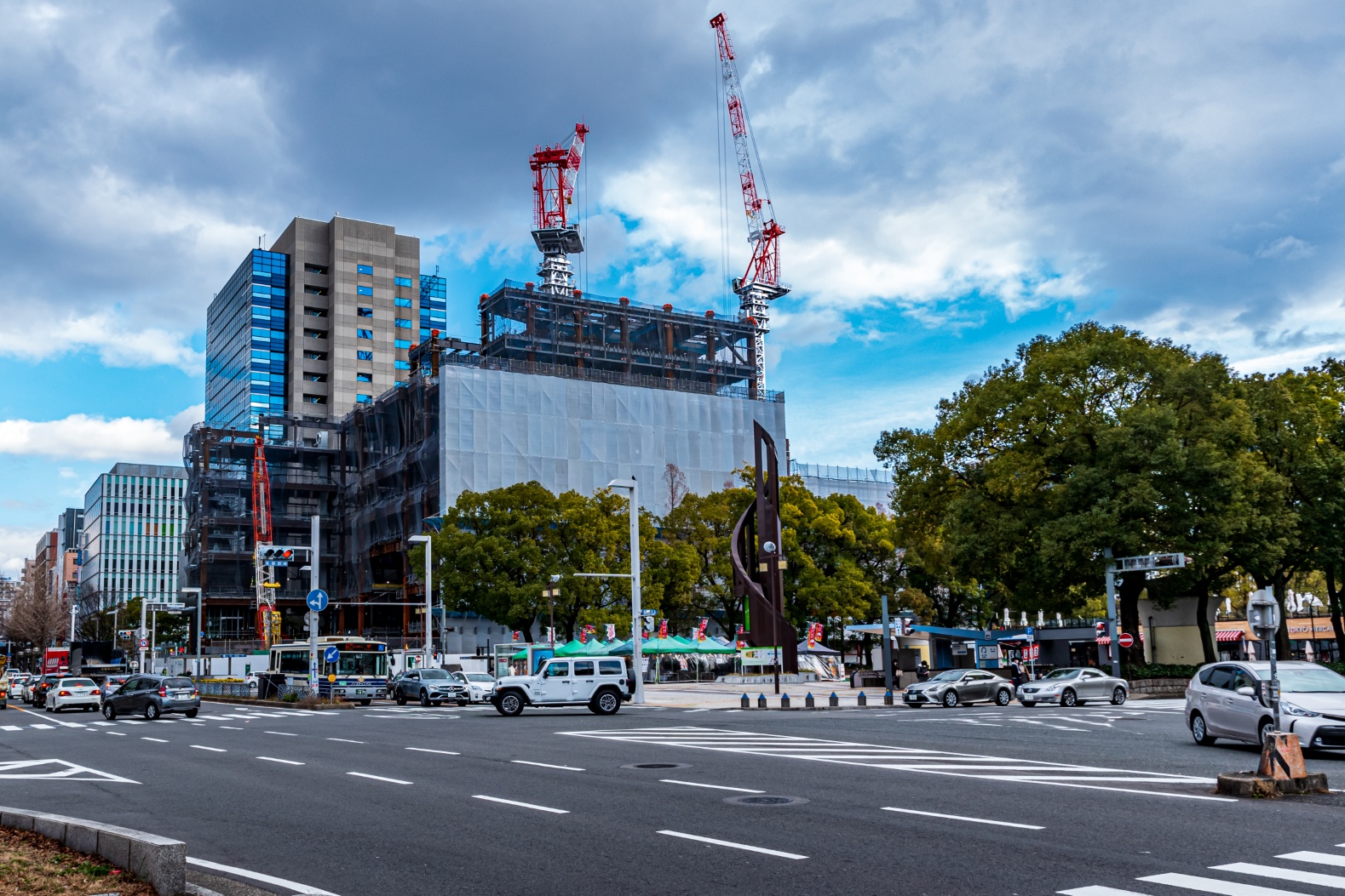 伊吹おろしが吹く広小路通りをウオーキング