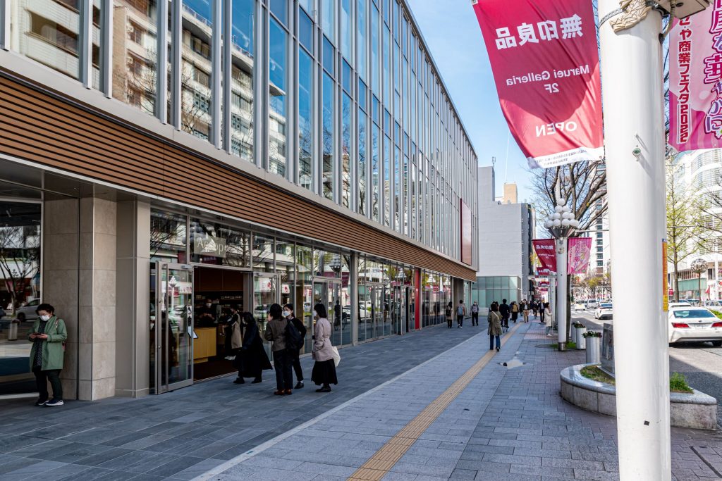 店舗が歩道からオフセットして建てられているので店の前が広いのです。