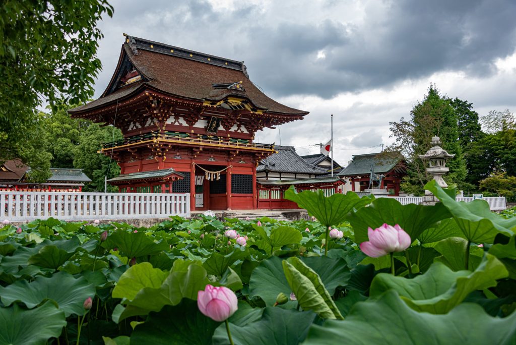 伊賀八幡宮に掲げられた半旗