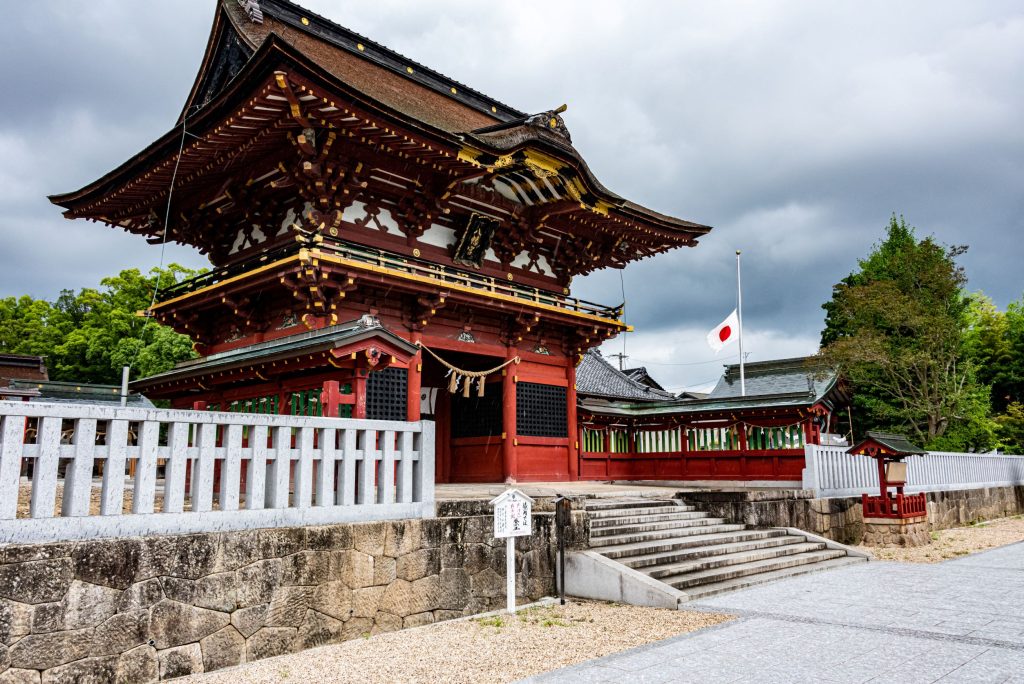 伊賀八幡宮弔意の半旗