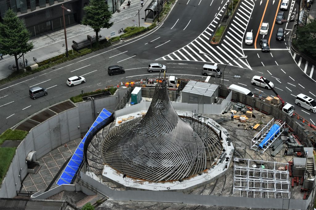先端が下ろされた名古屋駅前モニュメント飛翔。