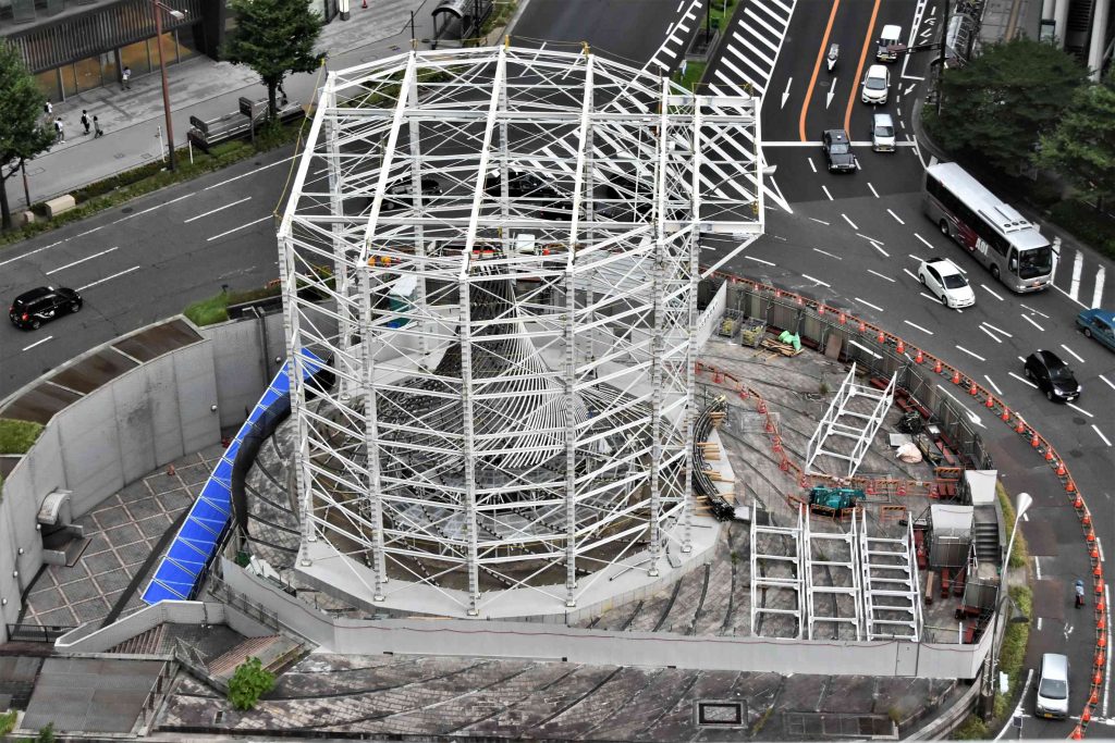 飛翔のステンレスパイプをカットして地上に降ろすためのクレーンが取り付けられました。飛翔の解体プロセス