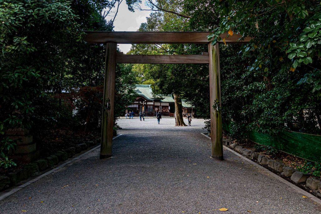 上知我麻神社鳥居越しの本殿