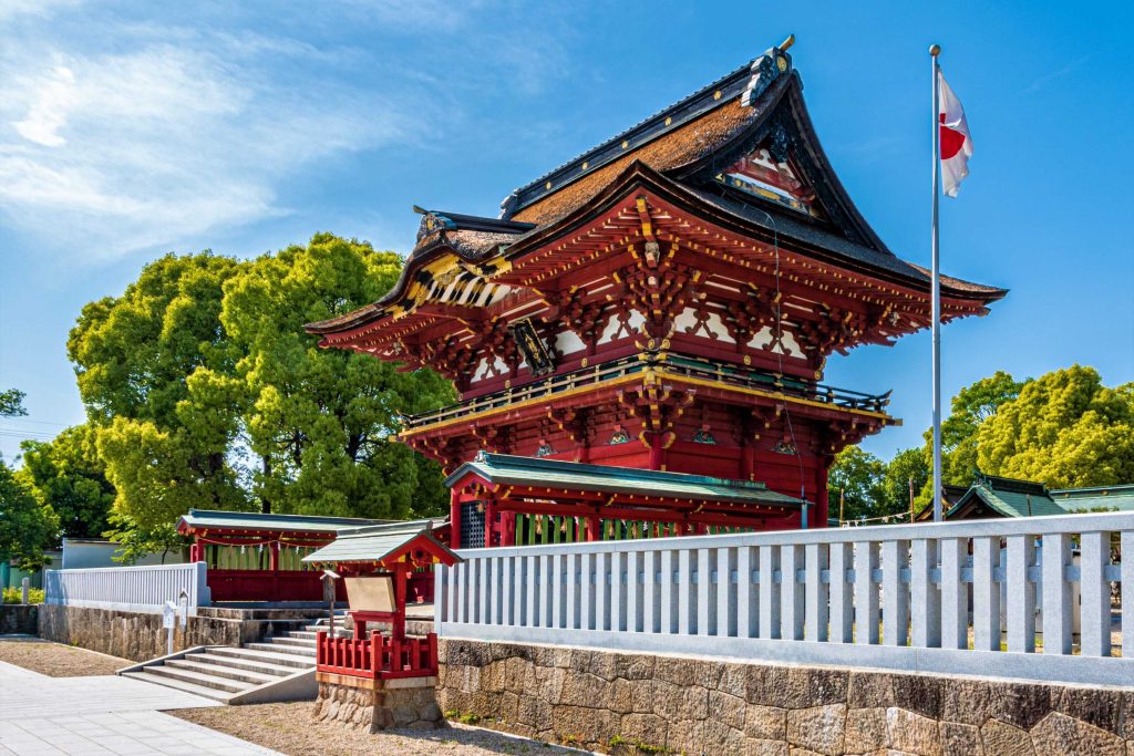 伊賀八幡宮随神門と国旗