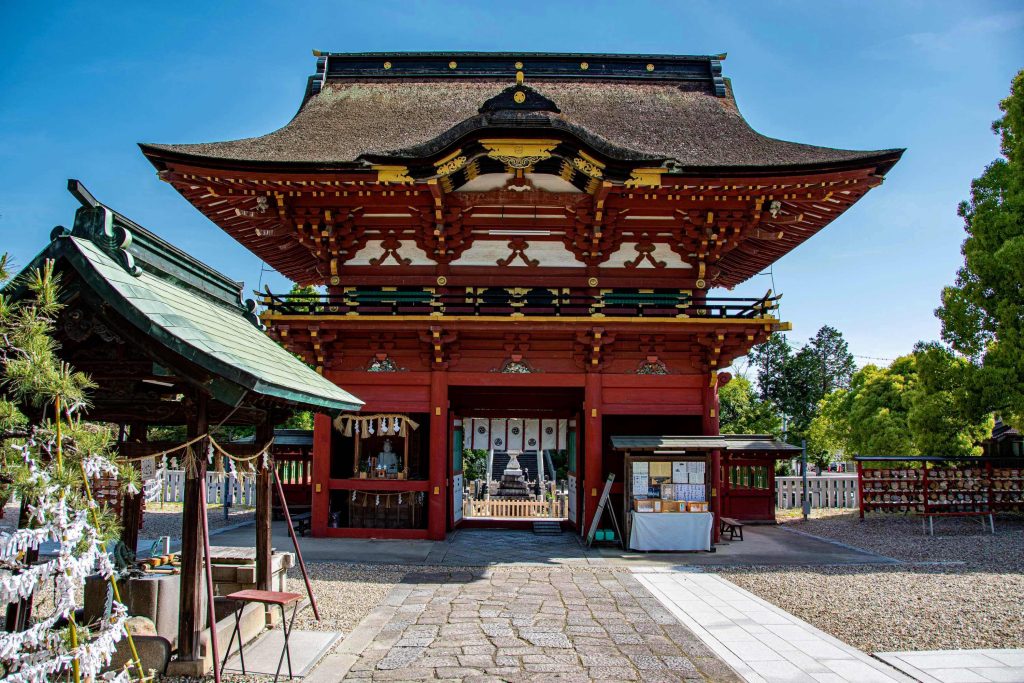 伊賀八幡宮境内から見る随神門