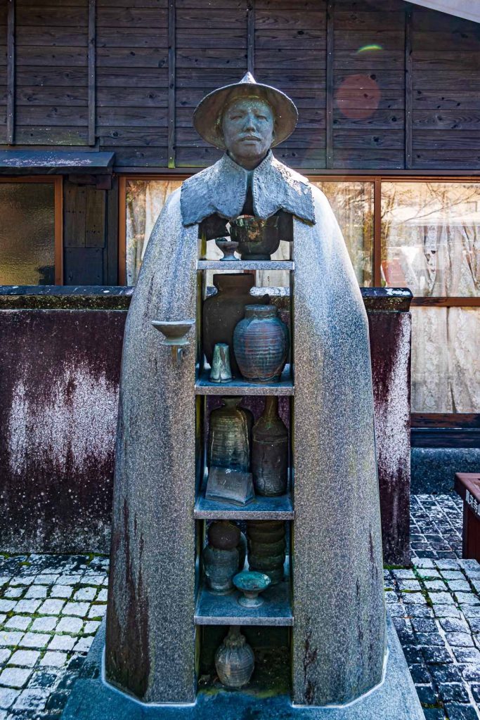 鳳来寺山参道の若山牧水像