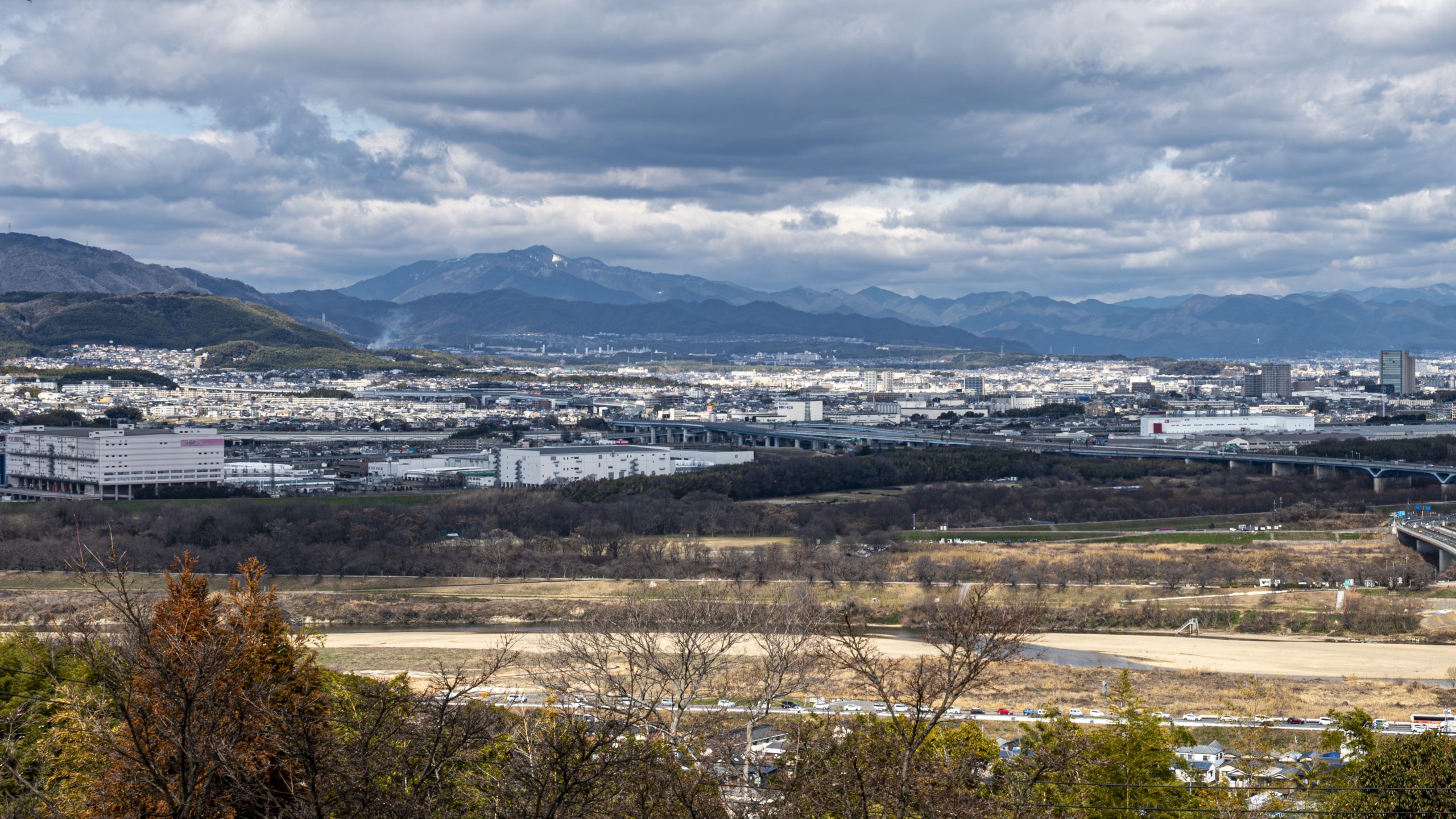 石清水八幡宮は厄除の神様です。京都市内遠望