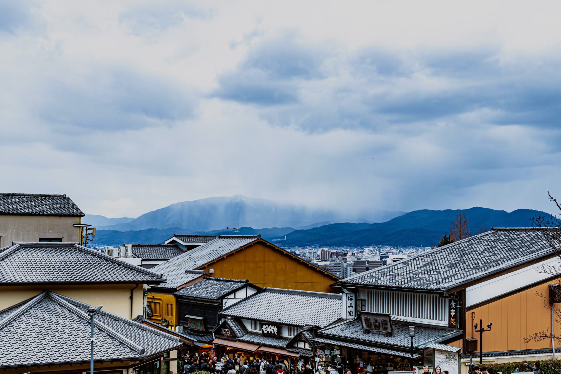 時雨れる愛宕山