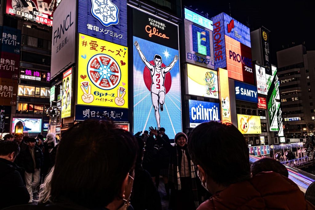 インバウンドでごった返す夜の道頓堀