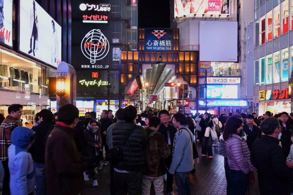インバウンドでごった返す夜の道頓堀