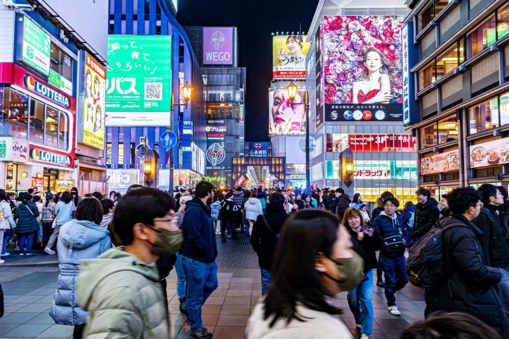 インバウンドでごった返す夜の道頓堀