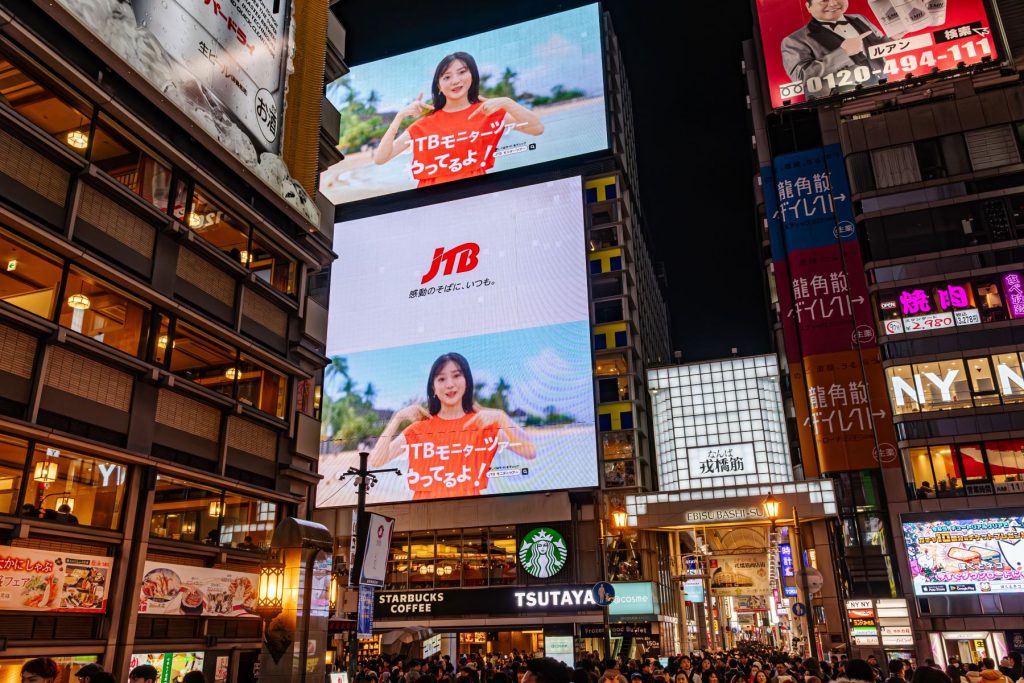 インバウンドでごった返す夜の道頓堀