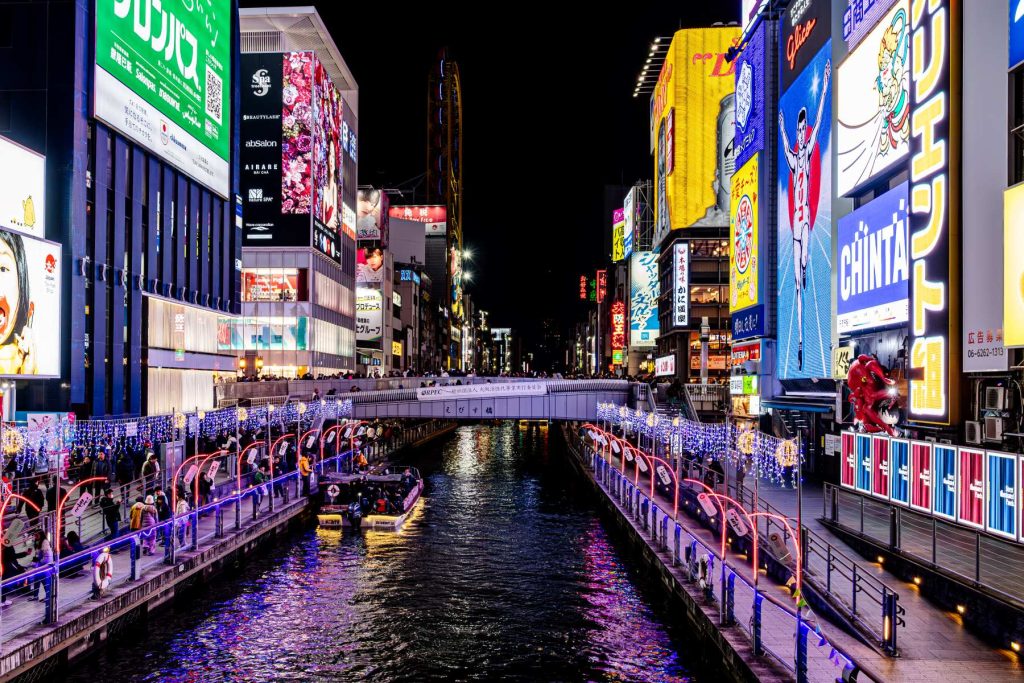インバウンドでごった返す夜の道頓堀