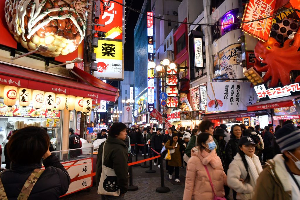 インバウンドでごった返す夜の道頓堀