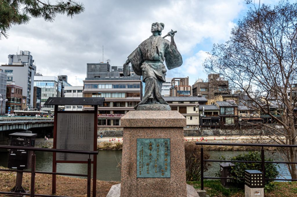 冬の京都、祇園四条から八坂神社石段下の風景