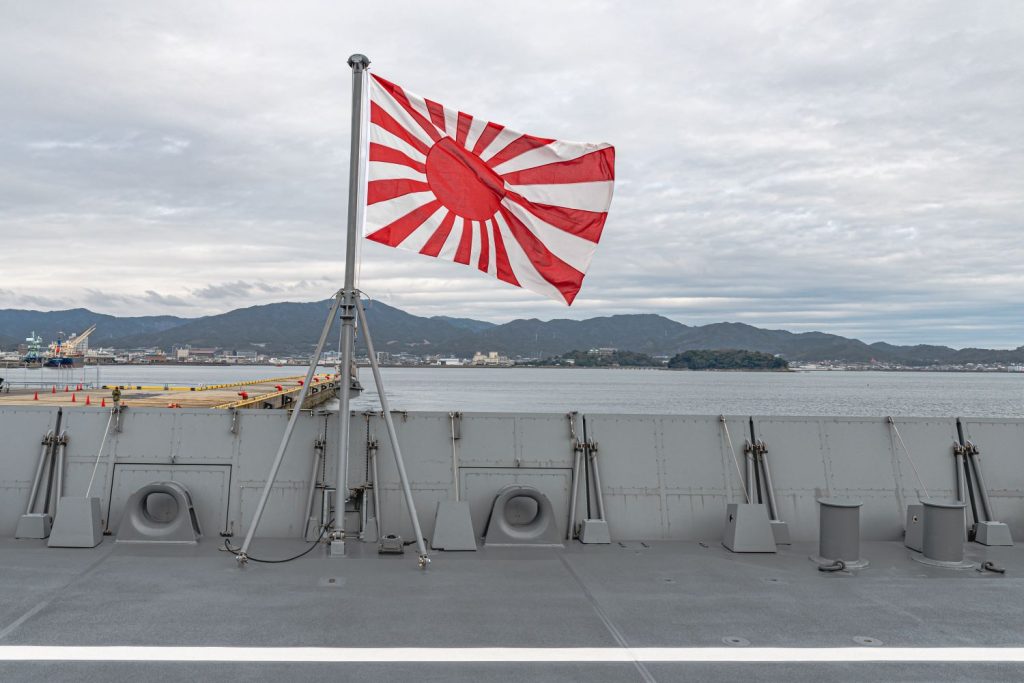 護衛艦やはぎ三河湾蒲郡港来港 旭日旗