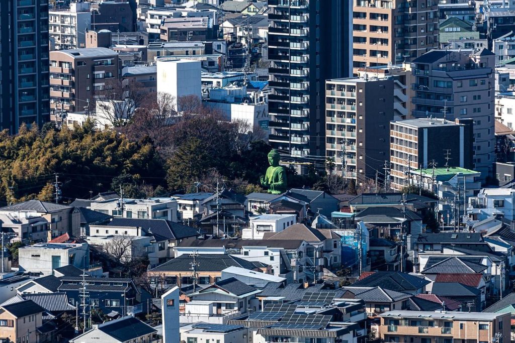 写り込んだ桃巌寺の大仏様
