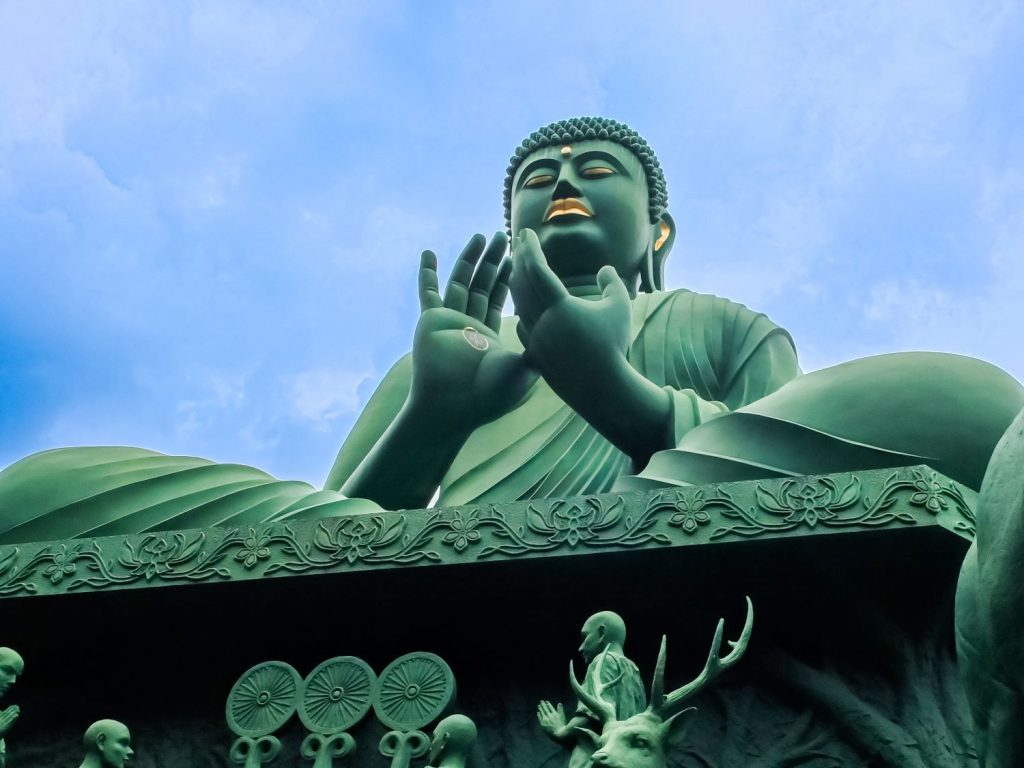 写り込んだ桃巌寺の大仏様