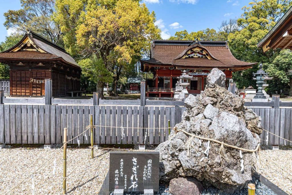 伊賀八幡宮本殿とさざれ石