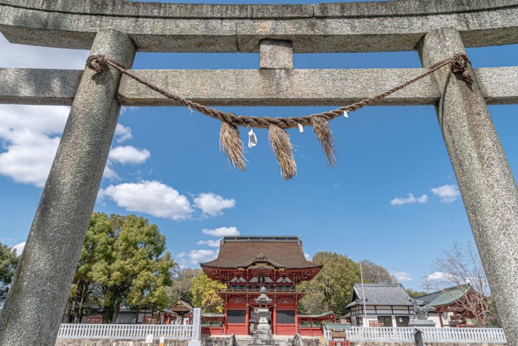 伊賀八幡宮石鳥居と随神門