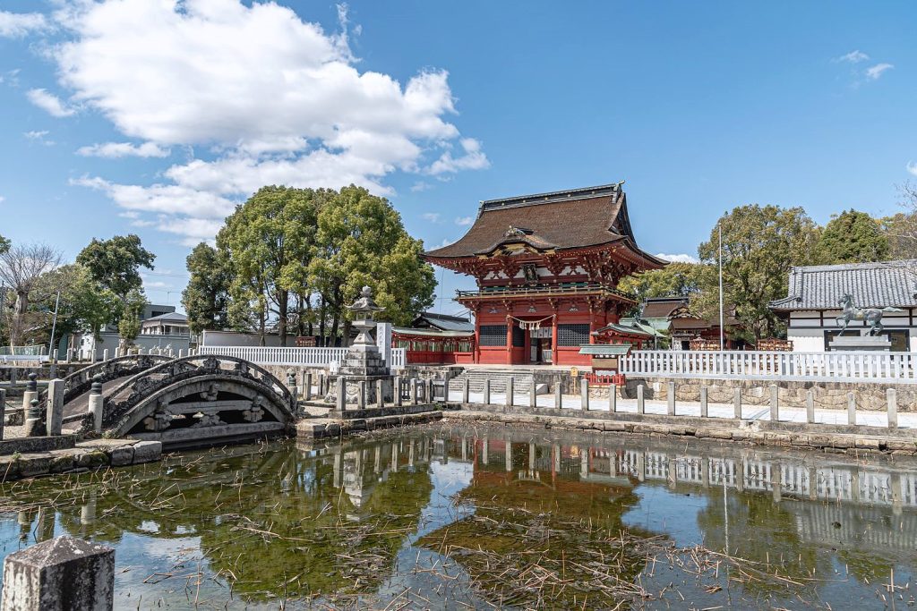 伊賀八幡宮水が張られた蓮池