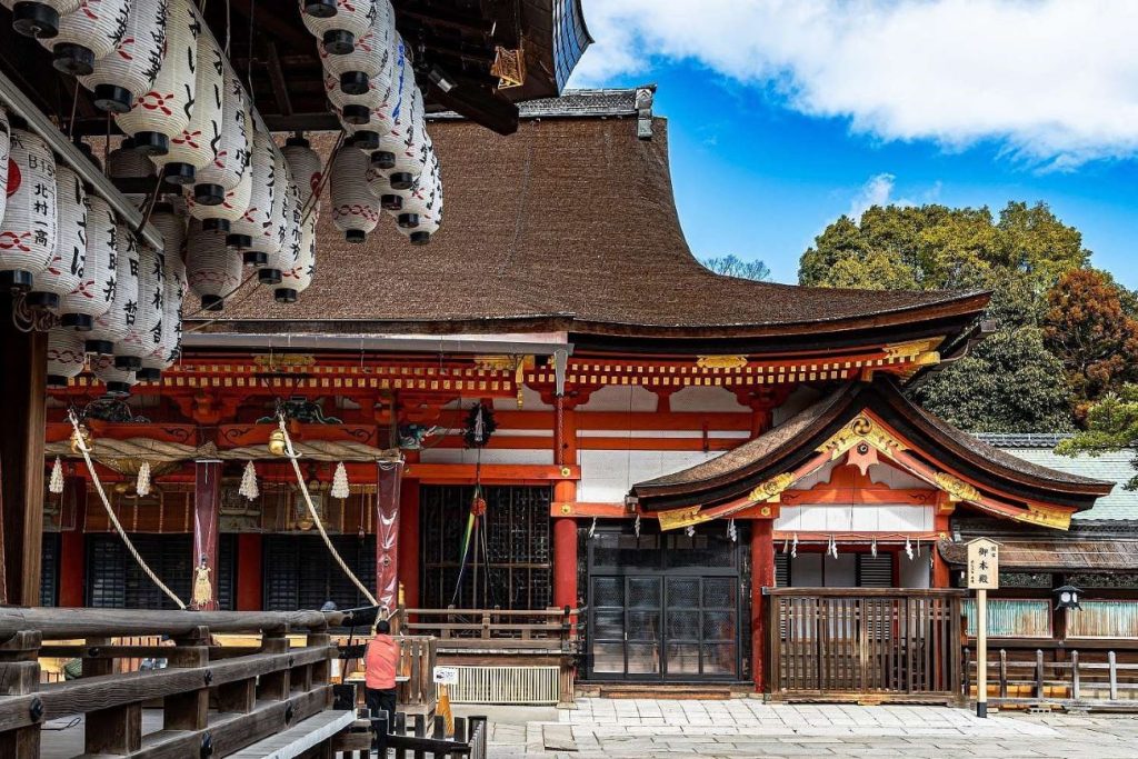京都の八坂神社ほど華やいだイメージをもつ神社は多くありません
