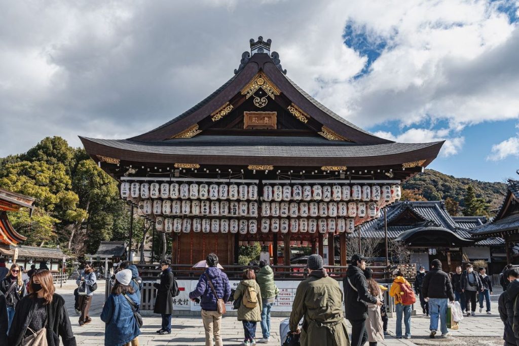 京都の八坂神社ほど華やいだイメージをもつ神社は多くありません