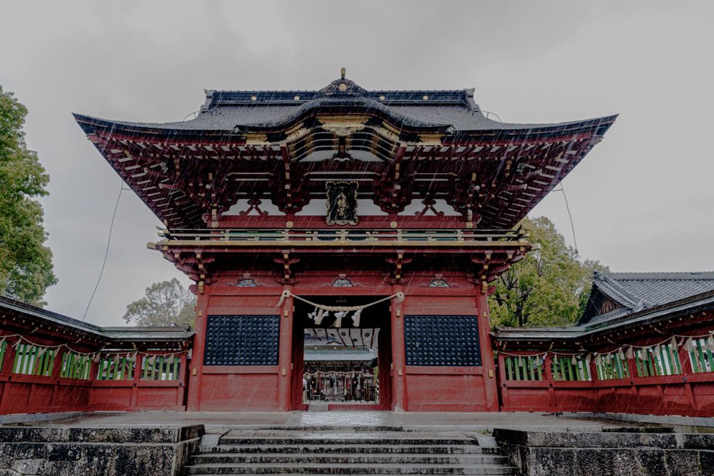 強い雨の日の随神門