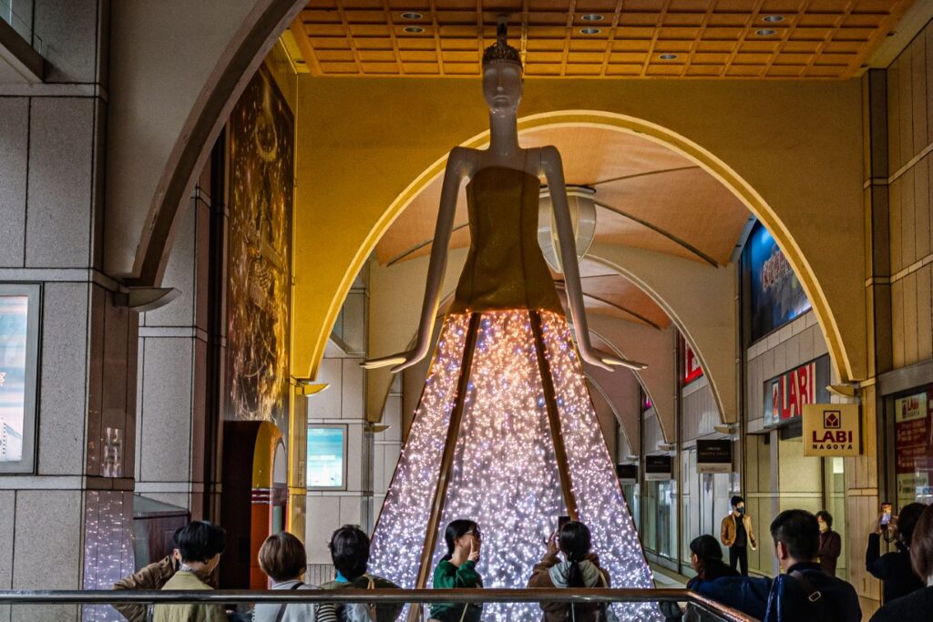 「閉店前の名鉄百貨店とナナちゃん。クリスマスイルミネーション」