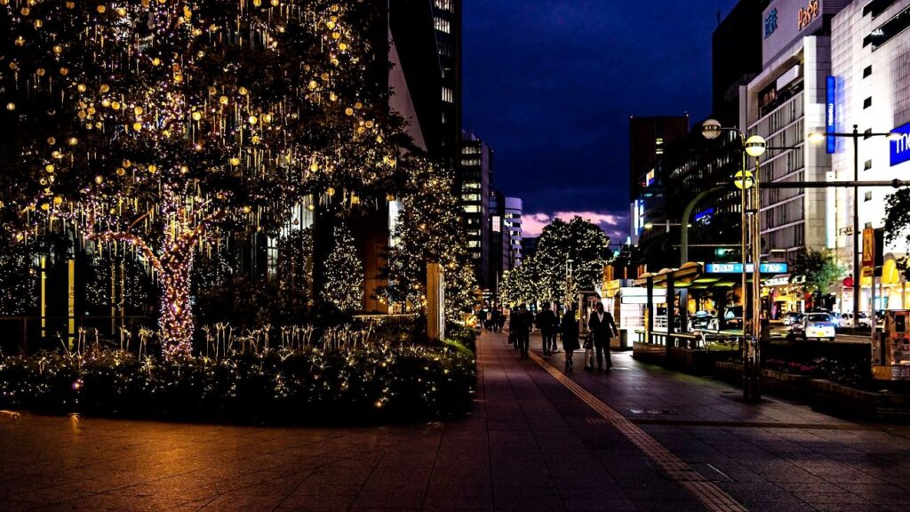 【見納め】2025年、クリスマスイルミネーション越しに見る名鉄百貨店。