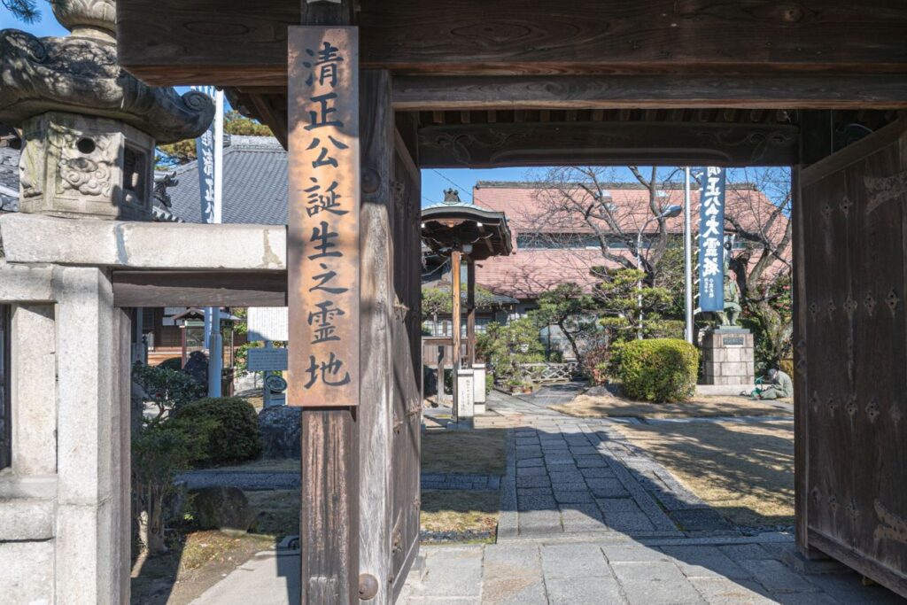 明経寺三門から見える清正像